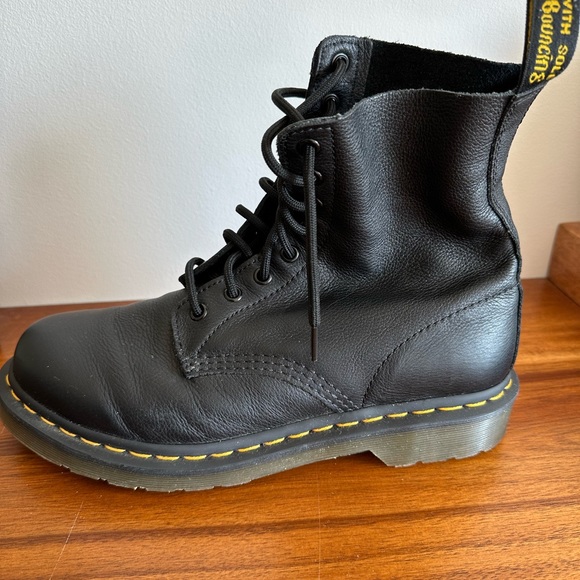 Dr. Martens 1460 Pascal Boot, size 8 - Picture 2 of 8